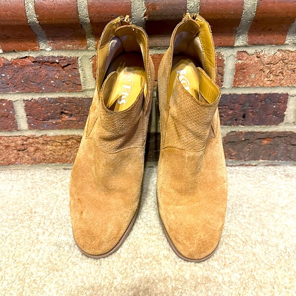 Kork-Ease Shoes - Women’s SZ 8.5 tan suede Korks ankle boots. 2” heel.